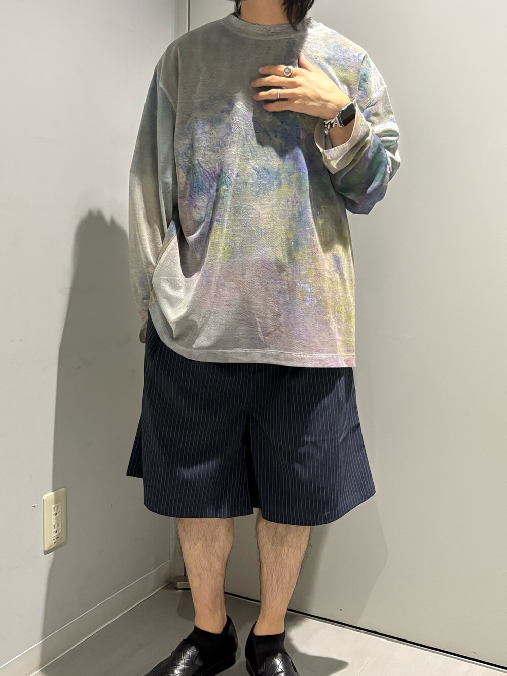 ブルー系のその他パンツ、ピンク系のTシャツ/カットソーを着用したメンズの夏コーディネートの3枚目の写真