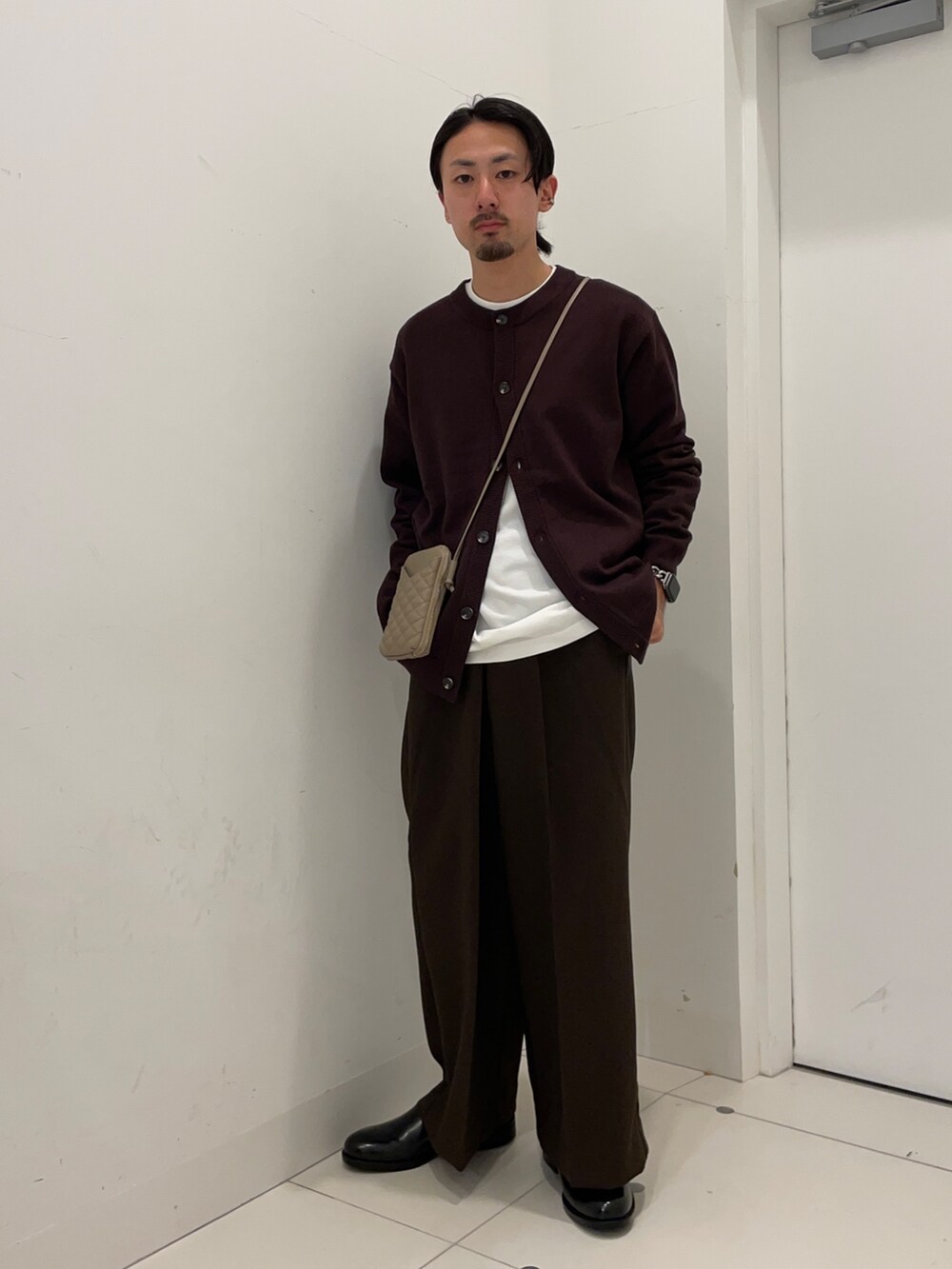 ブラウン系のカーディガン/ボレロ、ブラウン系のその他パンツを着用したメンズの秋コーディネートの2枚目の写真