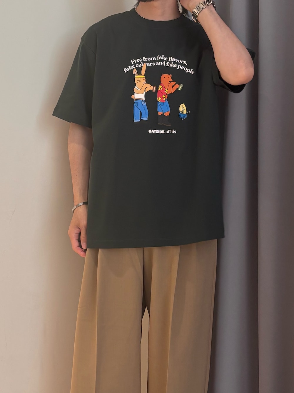 グリーン系のTシャツ/カットソー、ベージュ系のその他パンツを着用したメンズの春コーディネートの4枚目の写真