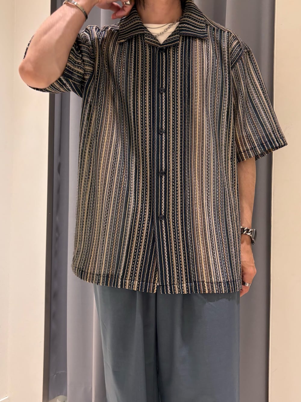 ブルー系のシャツ/ブラウス、ブルー系のその他パンツを着用したメンズの春コーディネートの2枚目の写真