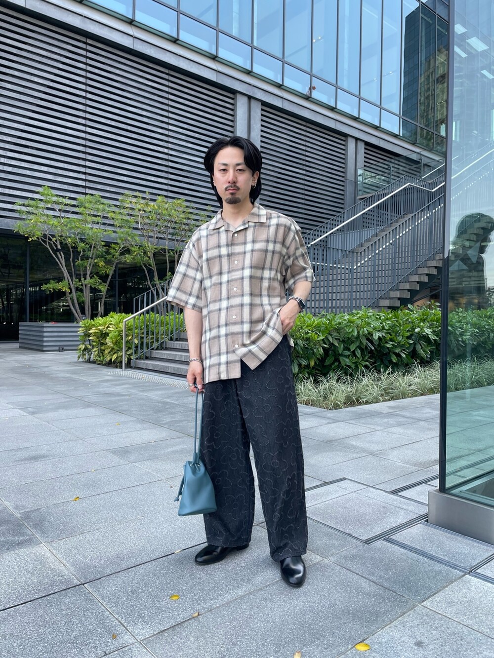 その他のシャツ/ブラウス、ブラック系のデニムパンツを着用したメンズの春コーディネートの3枚目の写真