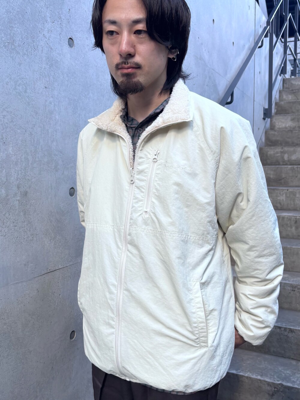 グレー系のその他パンツ、ブラウン系のシャツ/ブラウス、ホワイト系のブルゾンを着用したメンズの秋コーディネートの4枚目の写真