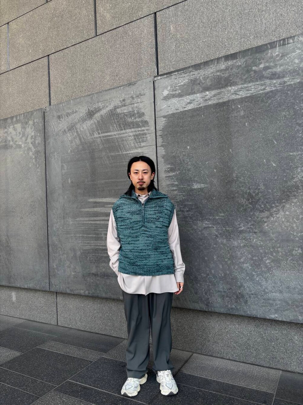 グレー系のその他パンツ、グレー系のシャツ/ブラウス、ブルー系のベストを着用したメンズの冬コーディネートの3枚目の写真