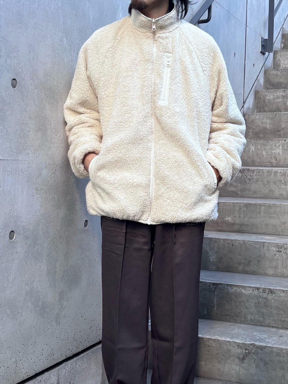 グレー系のその他パンツ、ブラウン系のシャツ/ブラウス、ホワイト系のブルゾンを着用したメンズの秋コーディネートの5枚目の写真