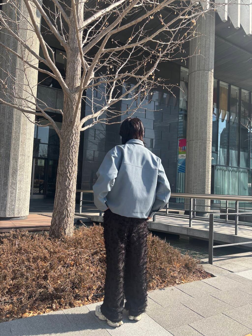 ブラック系のその他パンツ、ブルー系のブルゾンを着用したメンズの冬コーディネートの3枚目の写真