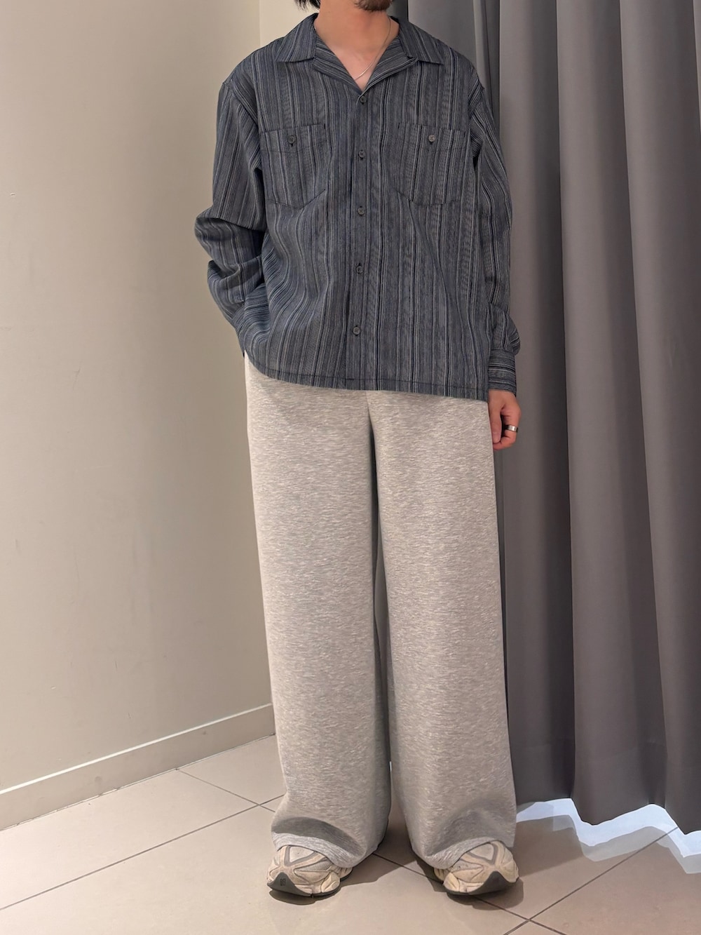 ブルー系のシャツ/ブラウス、グレー系のその他パンツを着用したメンズの春コーディネートの5枚目の写真