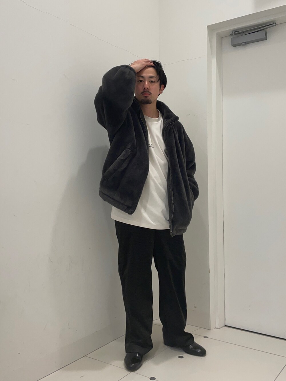 ブラック系のその他パンツ、グレー系のブルゾンを着用したメンズの冬コーディネートの2枚目の写真