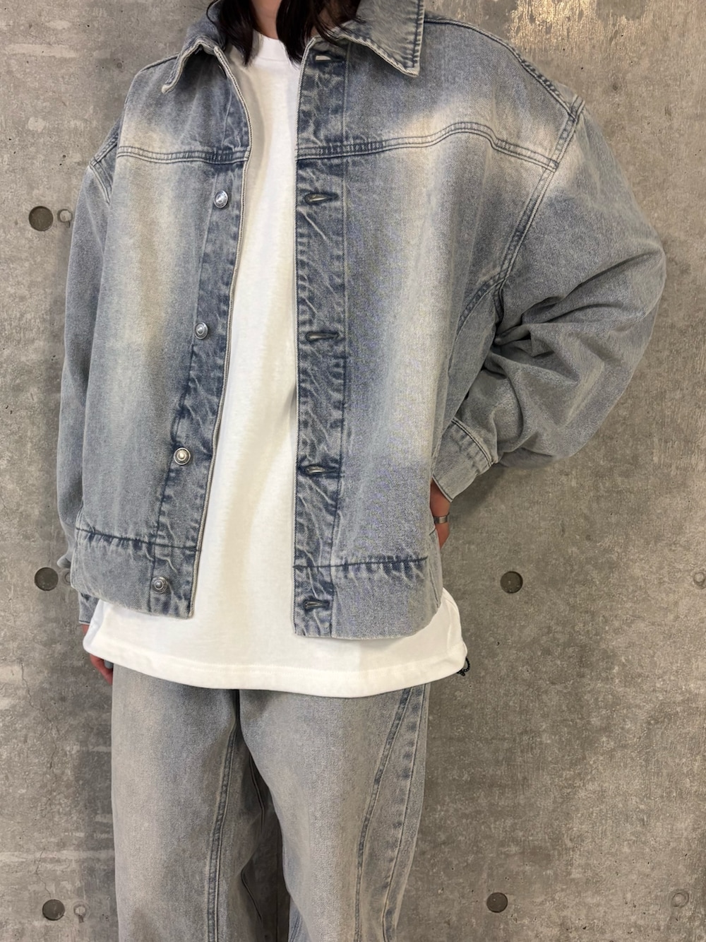 ブルー系のデニムパンツ、ブルー系のデニムジャケットを着用したメンズの秋コーディネートの3枚目の写真