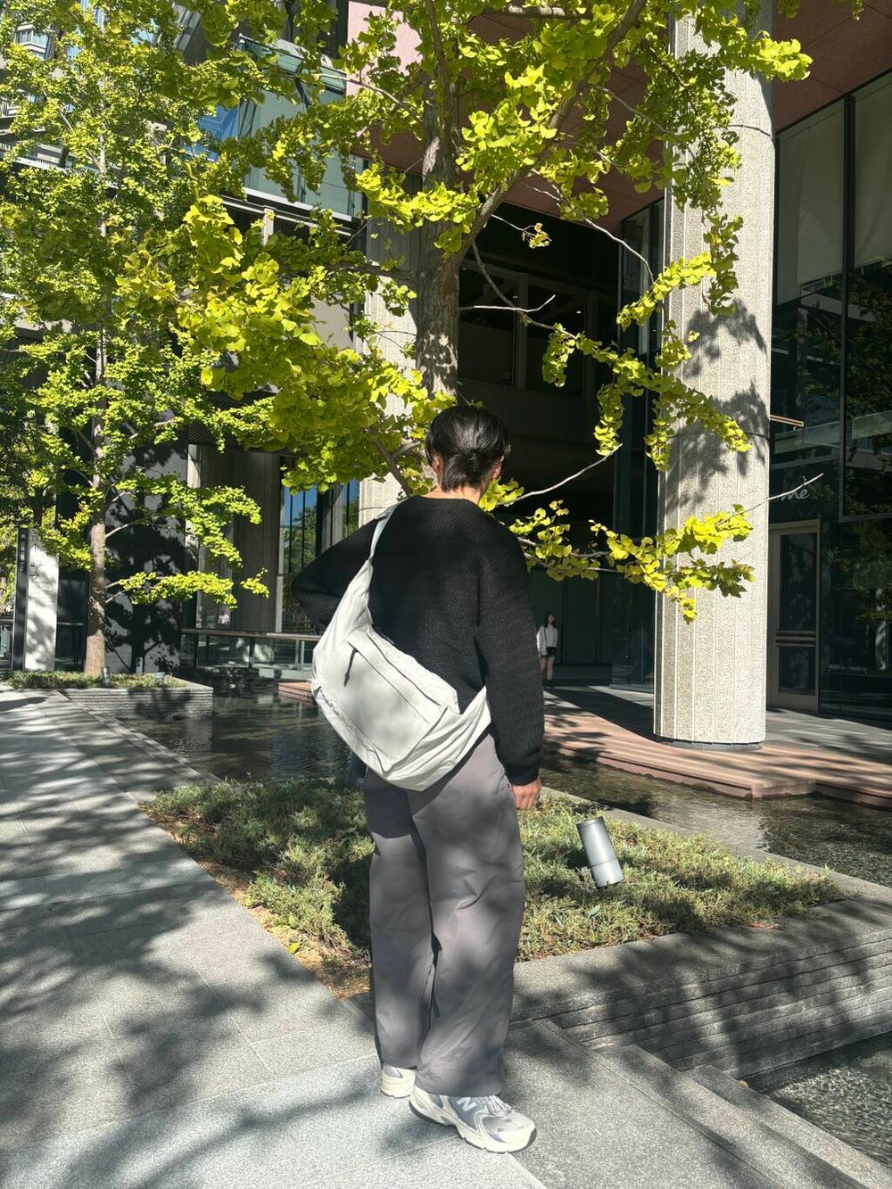 グレー系のショルダーバッグ、グレー系のその他パンツ、ブラック系のニット/セーターを着用したメンズの秋コーディネートの3枚目の写真