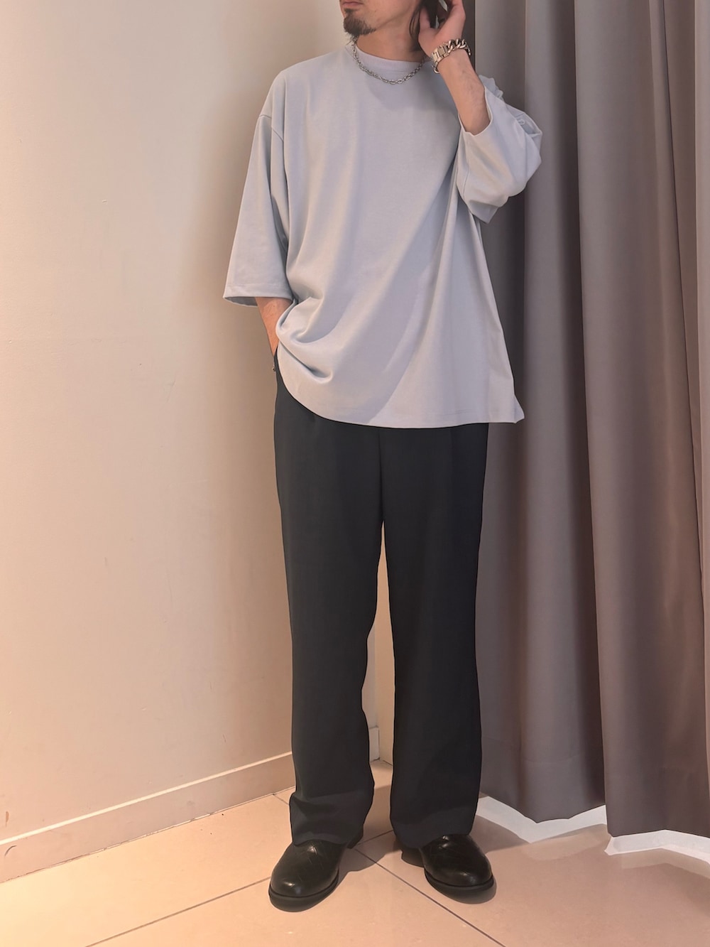 ブルー系のTシャツ/カットソー、グレー系のその他パンツを着用したメンズの春コーディネートの4枚目の写真