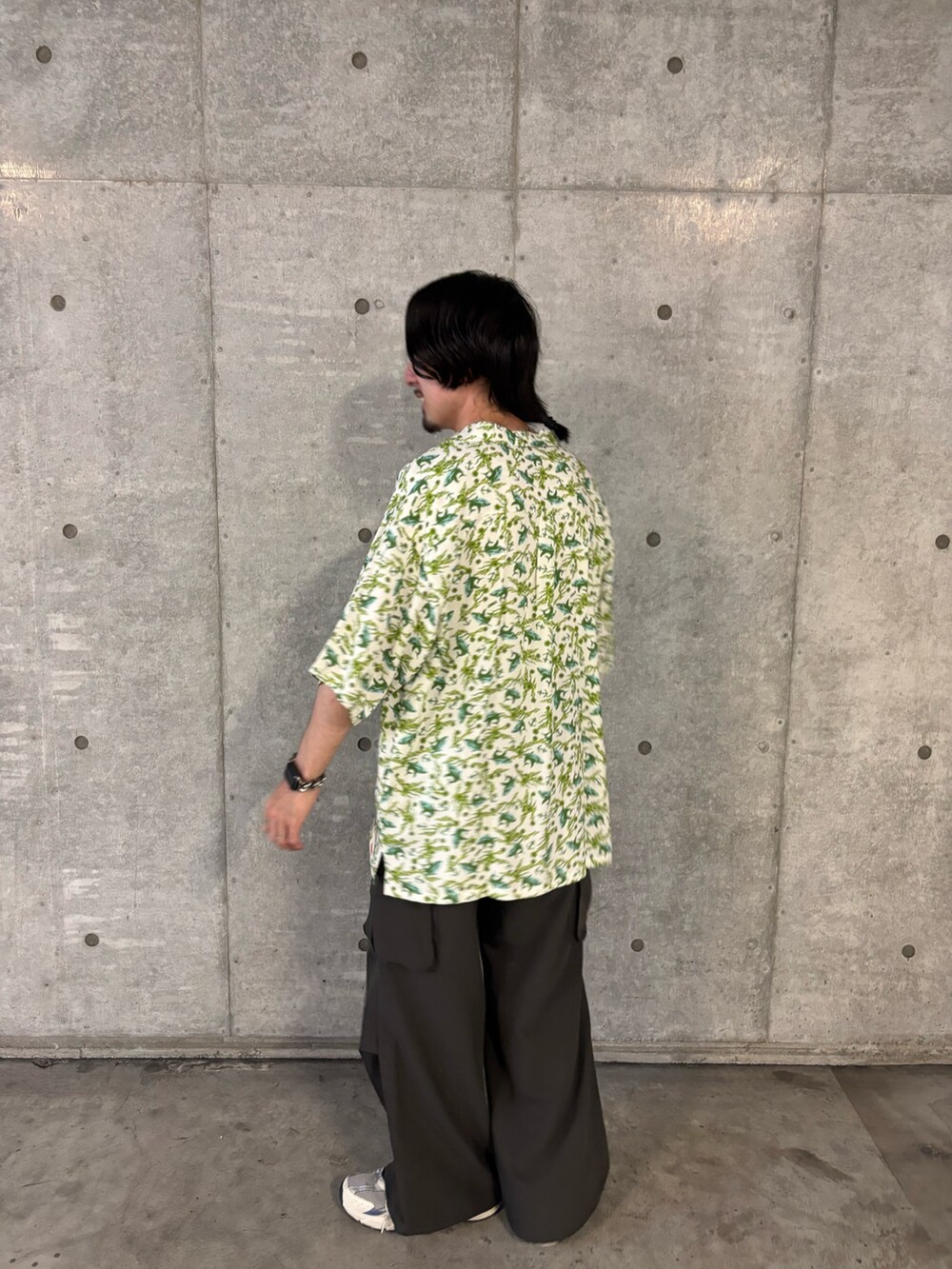 ホワイト系のシャツ/ブラウス、ブラウン系のその他パンツを着用したメンズの秋コーディネートの2枚目の写真