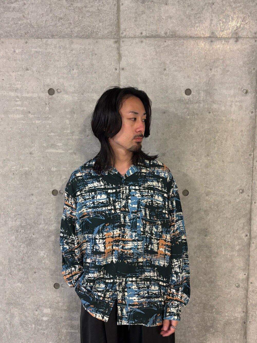 ブラック系のその他パンツ、ブルー系のシャツ/ブラウスを着用したメンズの秋コーディネートの3枚目の写真