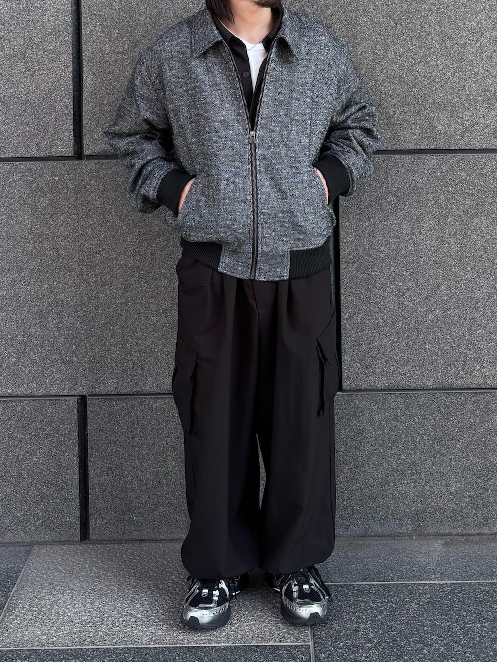 ブラック系のブルゾン、ブラック系のその他パンツを着用したメンズの冬コーディネートの3枚目の写真