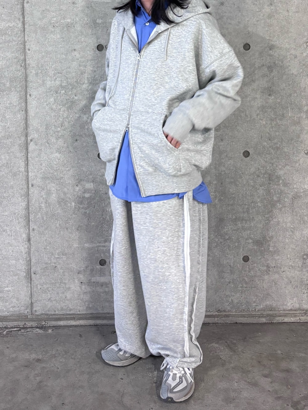 グレー系のパーカー、グリーン系のその他パンツ、ブルー系のシャツ/ブラウスを着用したメンズの秋コーディネートの2枚目の写真