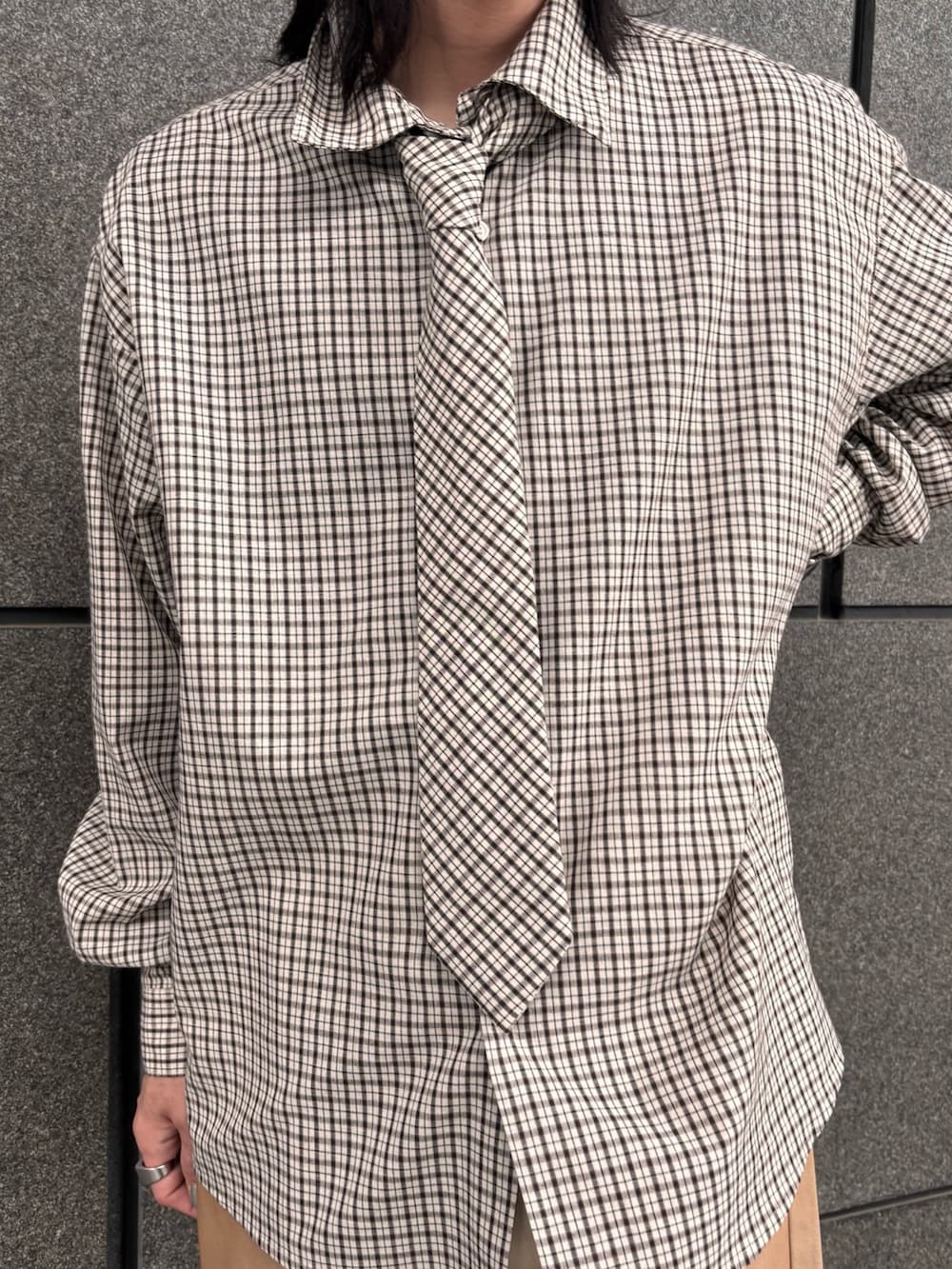 グリーン系のデニムパンツ、その他のシャツ/ブラウスを着用したメンズの春コーディネートの3枚目の写真