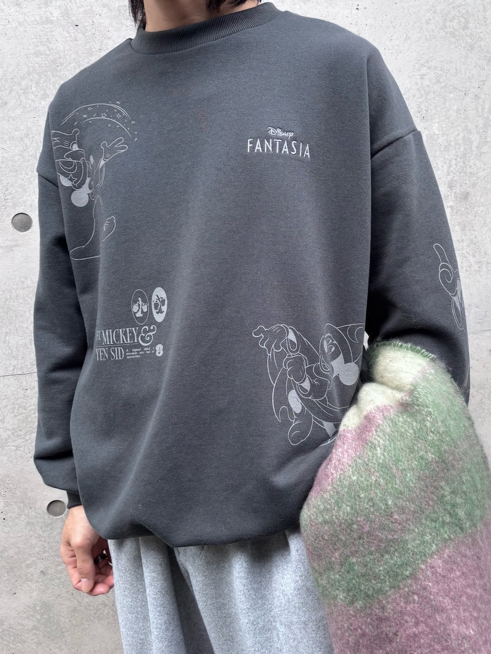 グレー系のスウェット、グレー系のその他パンツ、グリーン系のマフラーを着用したメンズの冬コーディネートの3枚目の写真