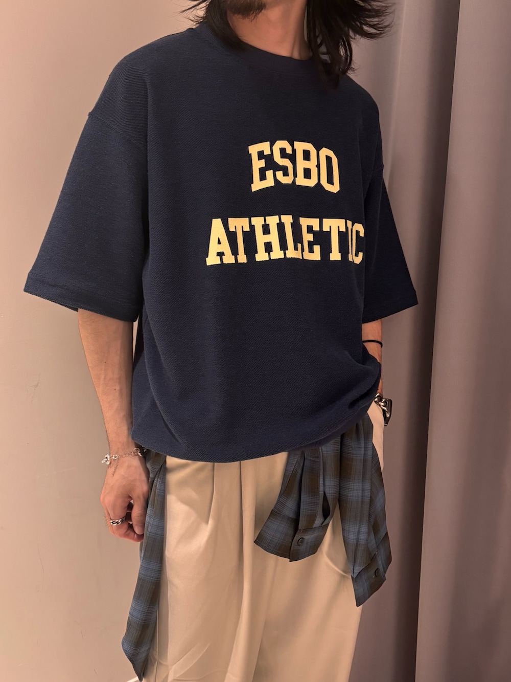 ベージュ系のその他パンツ、ブルー系のスウェット、グレー系のシャツ/ブラウスを着用したメンズの春コーディネートの5枚目の写真