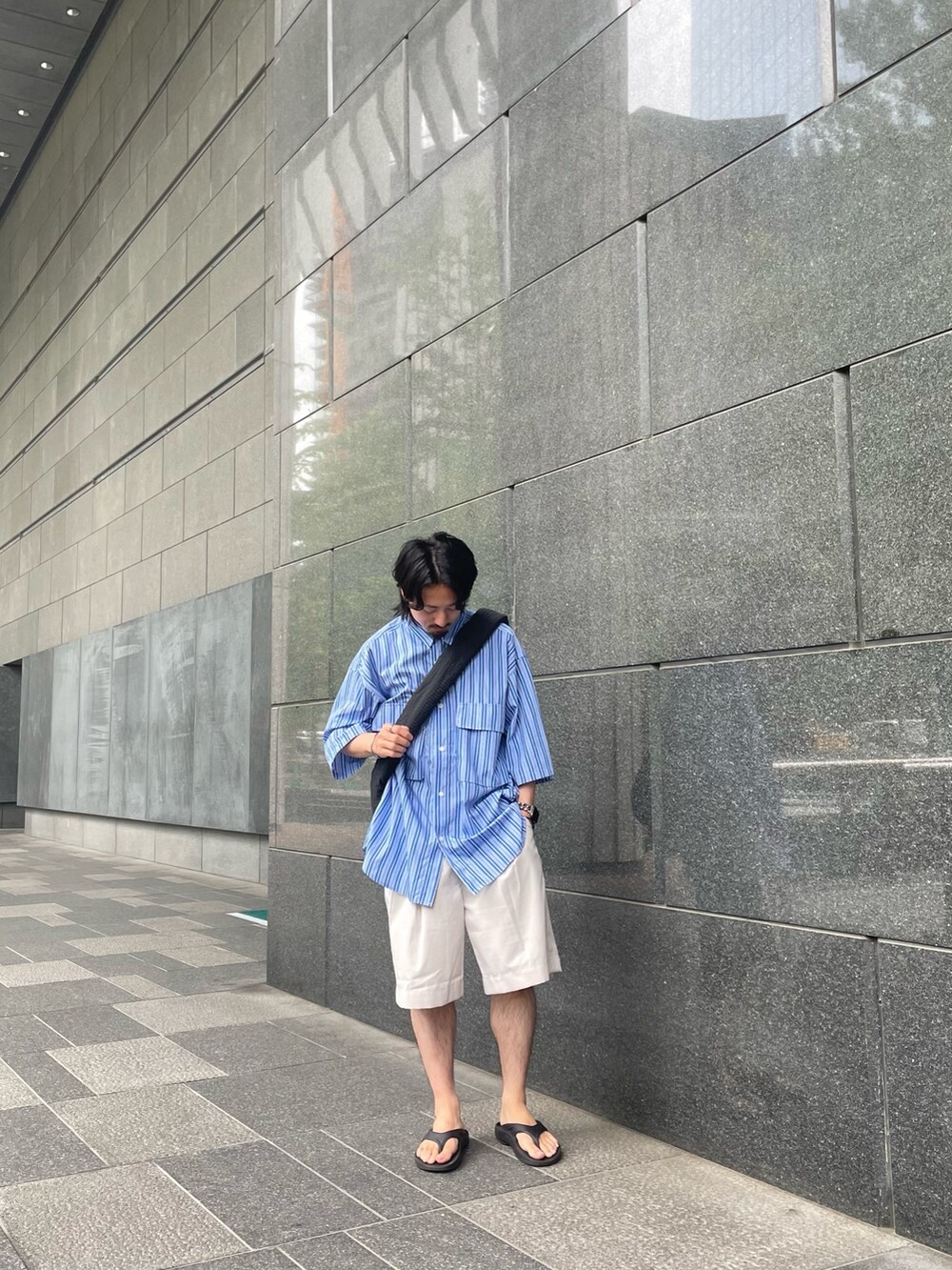その他のシャツ/ブラウス、ベージュ系のその他パンツを着用したメンズの夏コーディネートの3枚目の写真