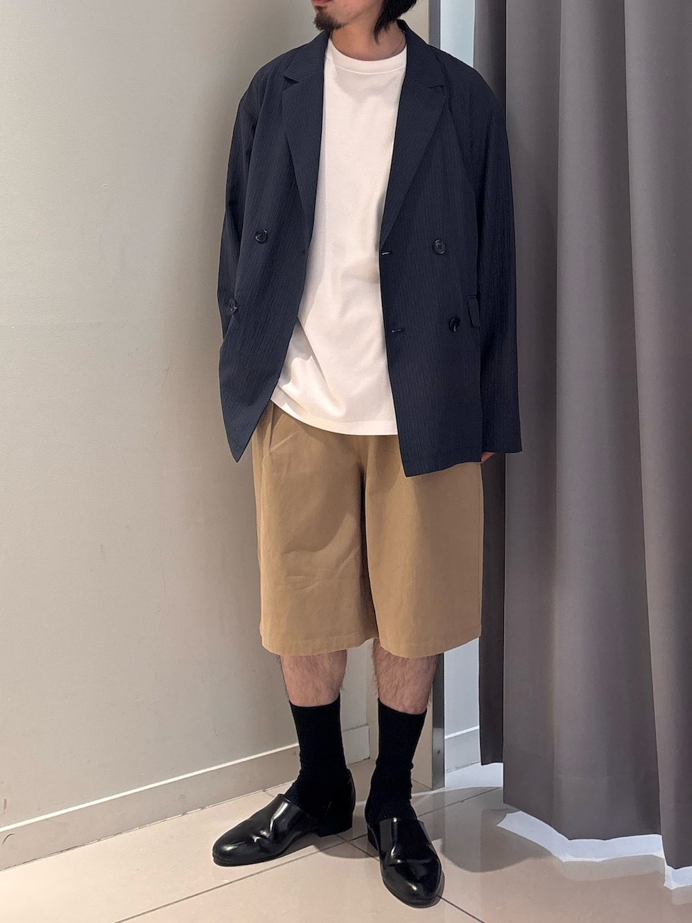 ブルー系のその他アウター、ベージュ系のその他パンツを着用したメンズの夏コーディネートの4枚目の写真