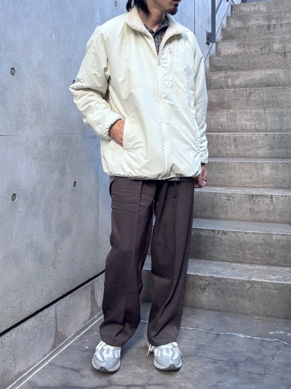 グレー系のその他パンツ、ブラウン系のシャツ/ブラウス、ホワイト系のブルゾンを着用したメンズの秋コーディネートの2枚目の写真