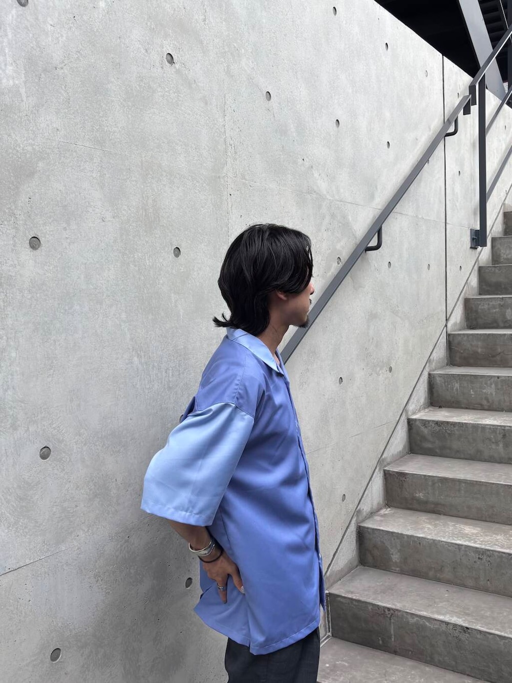 ブラック系のその他パンツ、ブルー系のシャツ/ブラウスを着用したメンズの夏コーディネートの3枚目の写真