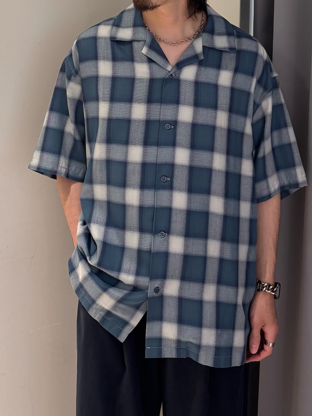ブルー系のその他パンツ、ブルー系のシャツ/ブラウスを着用したメンズの春コーディネートの3枚目の写真
