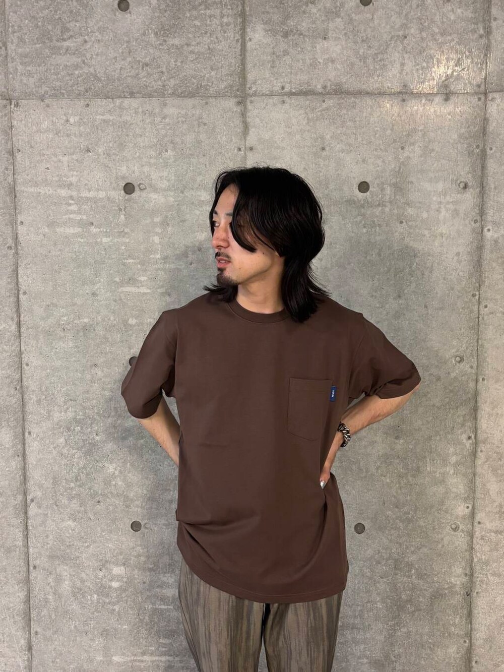 ブラウン系のTシャツ/カットソー、ベージュ系のその他パンツを着用したメンズの夏コーディネートの3枚目の写真