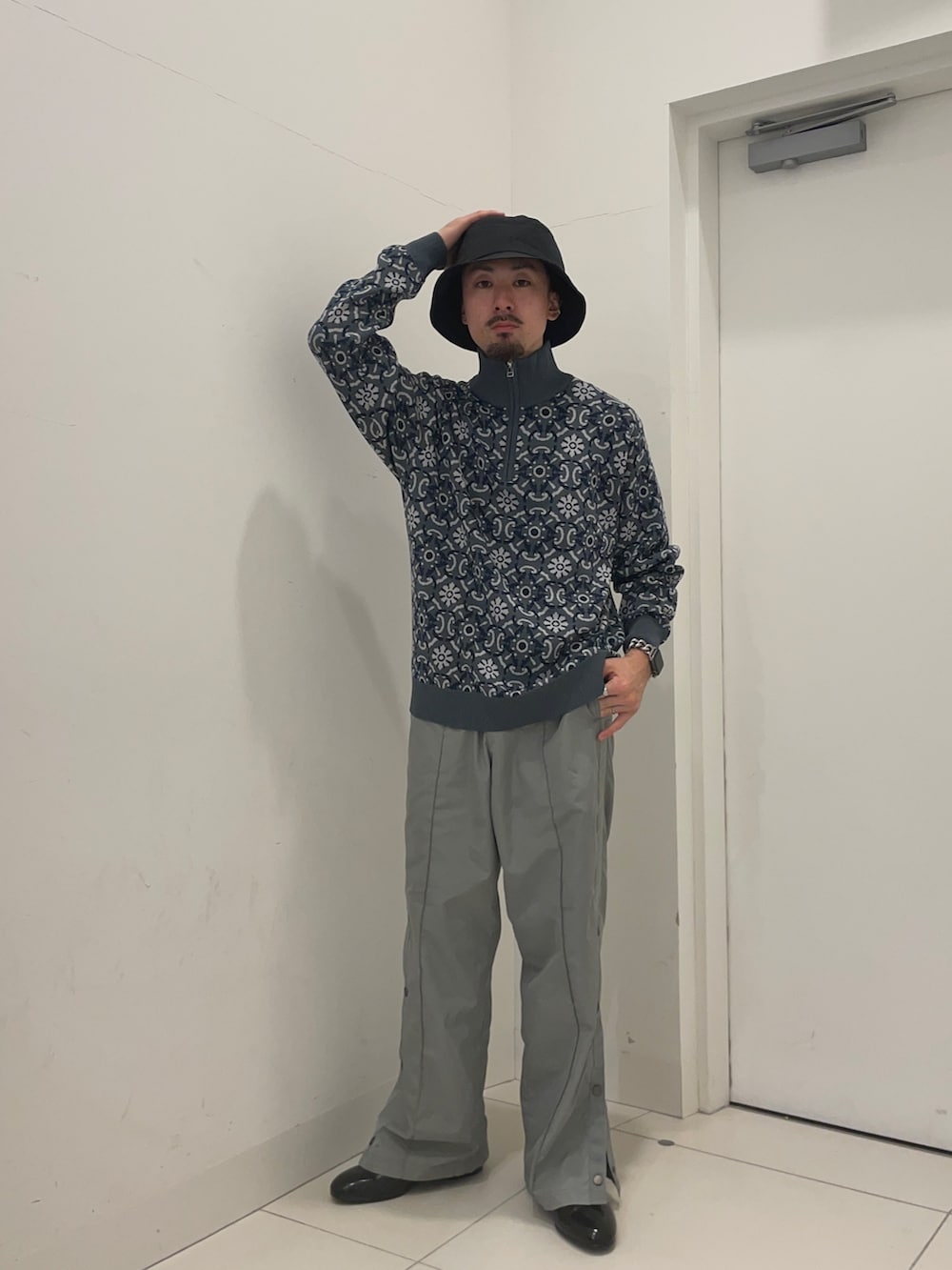 グリーン系のその他パンツ、ブルー系のニット/セーターを着用したメンズの冬コーディネートの2枚目の写真