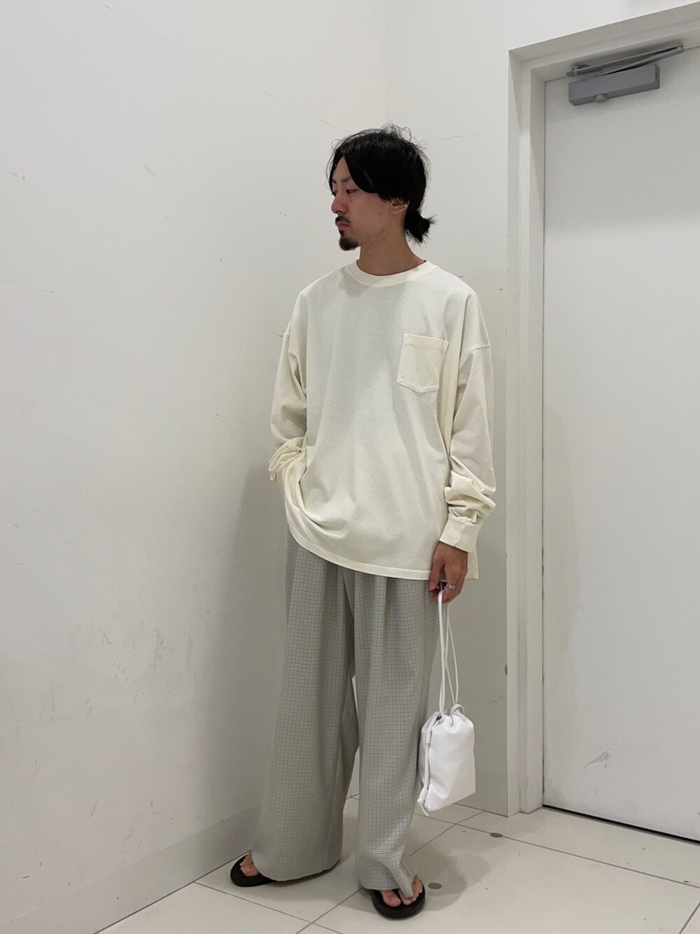 ベージュ系のTシャツ/カットソー、その他のその他パンツを着用したメンズの秋コーディネートの2枚目の写真