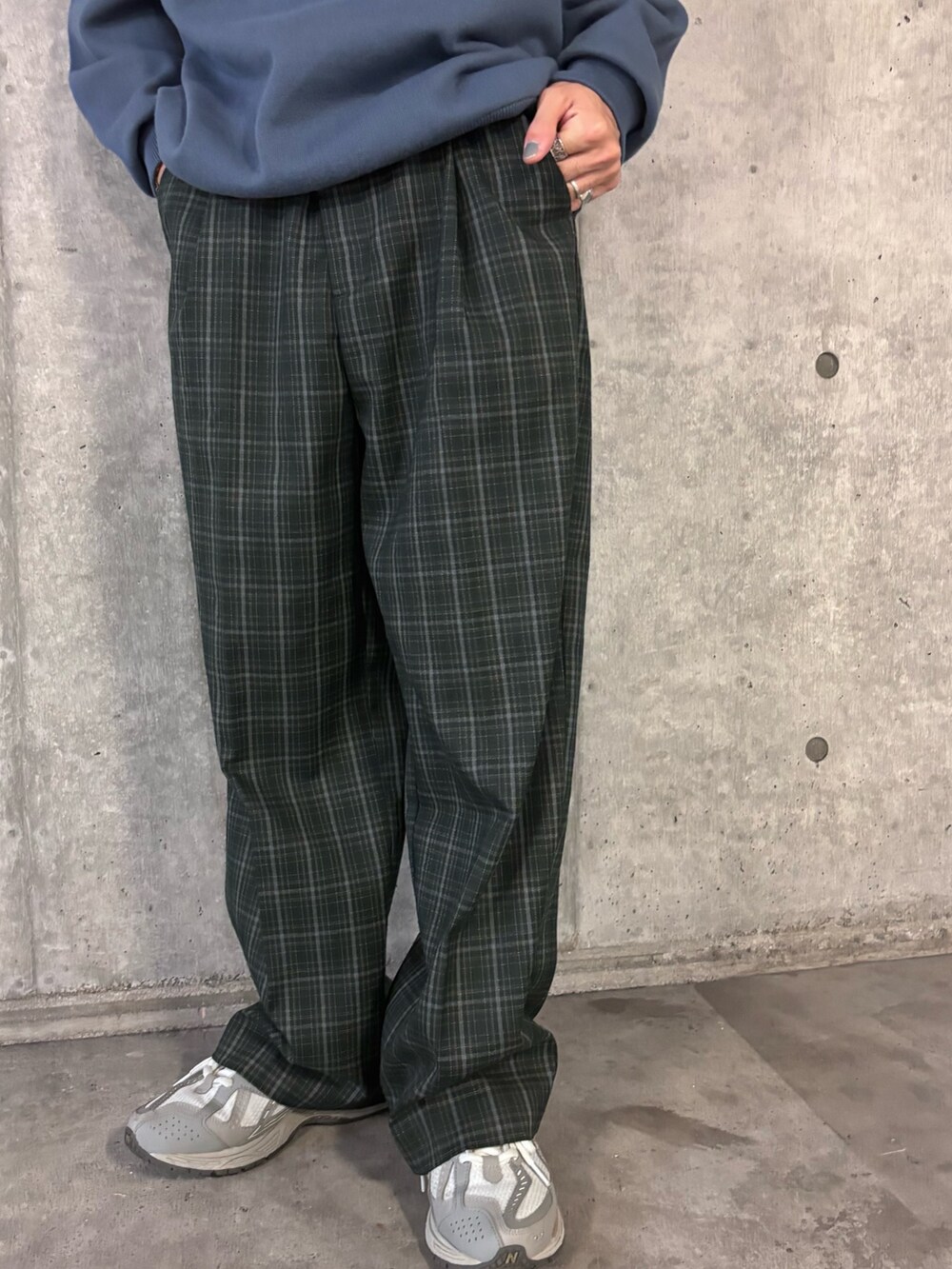 ブルー系のニット/セーター、グリーン系のその他パンツを着用したメンズの秋コーディネートの3枚目の写真