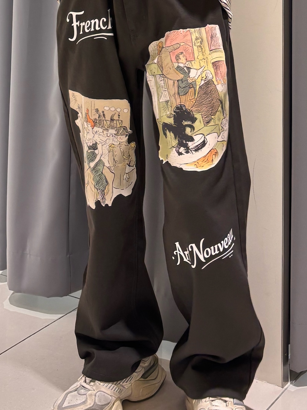 グレー系のその他パンツ、ホワイト系のTシャツ/カットソーを着用したメンズの夏コーディネートの4枚目の写真