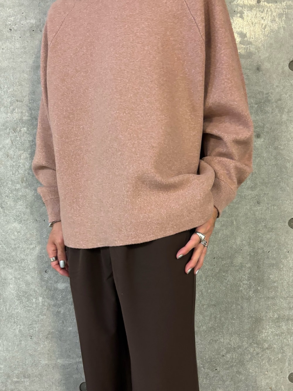 ピンク系のニット/セーター、ブラウン系のその他パンツを着用したメンズの秋コーディネートの2枚目の写真