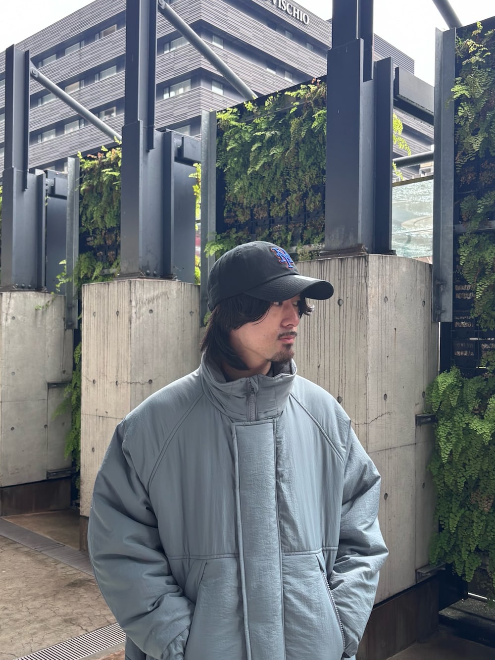 ブルー系のダウンジャケット/コート、ブラック系のその他パンツ、ブルー系のキャップを着用したメンズの秋コーディネートの3枚目の写真