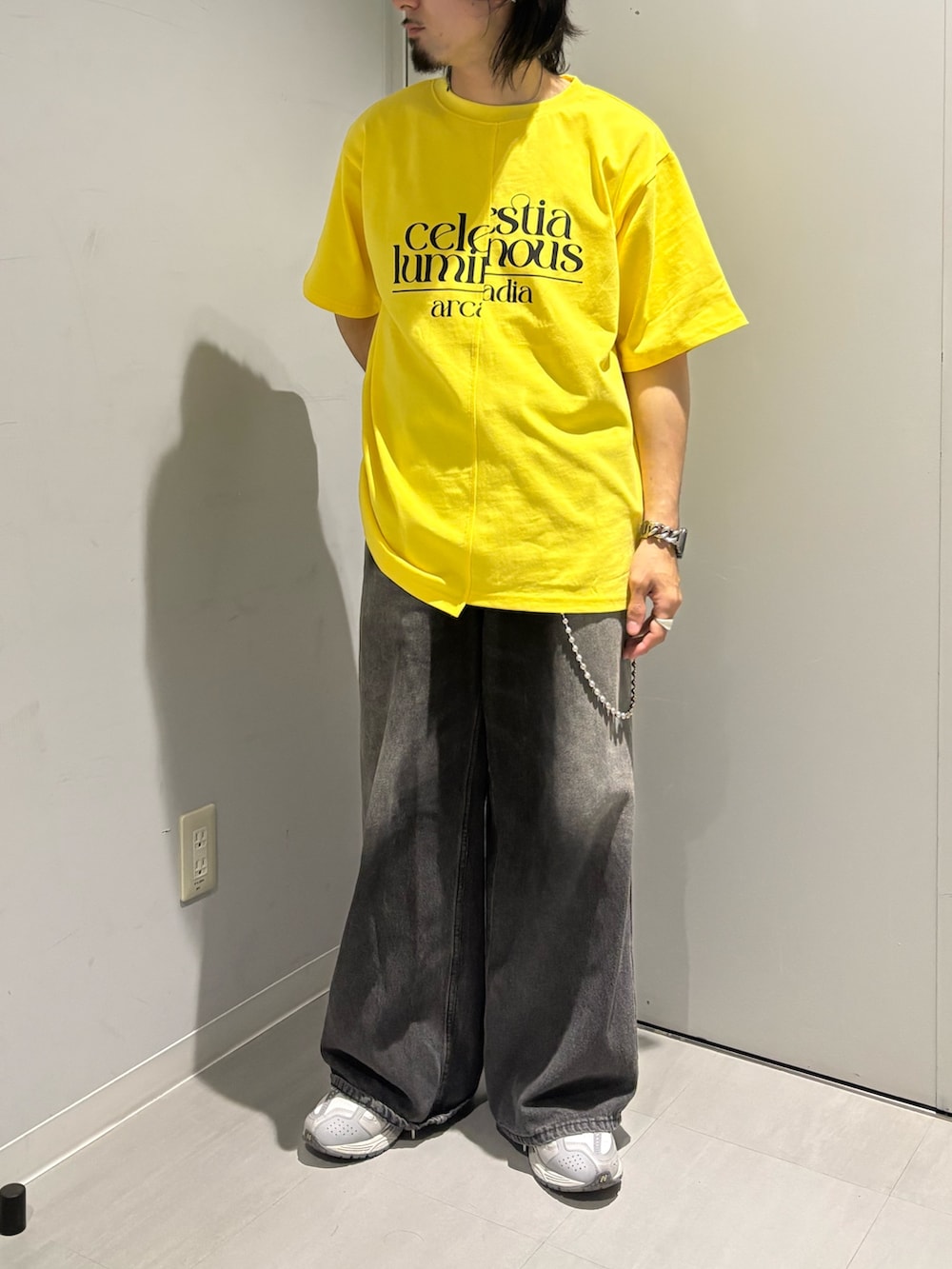 イエロー系のTシャツ/カットソー、ブラック系のデニムパンツを着用したメンズの夏コーディネートの4枚目の写真