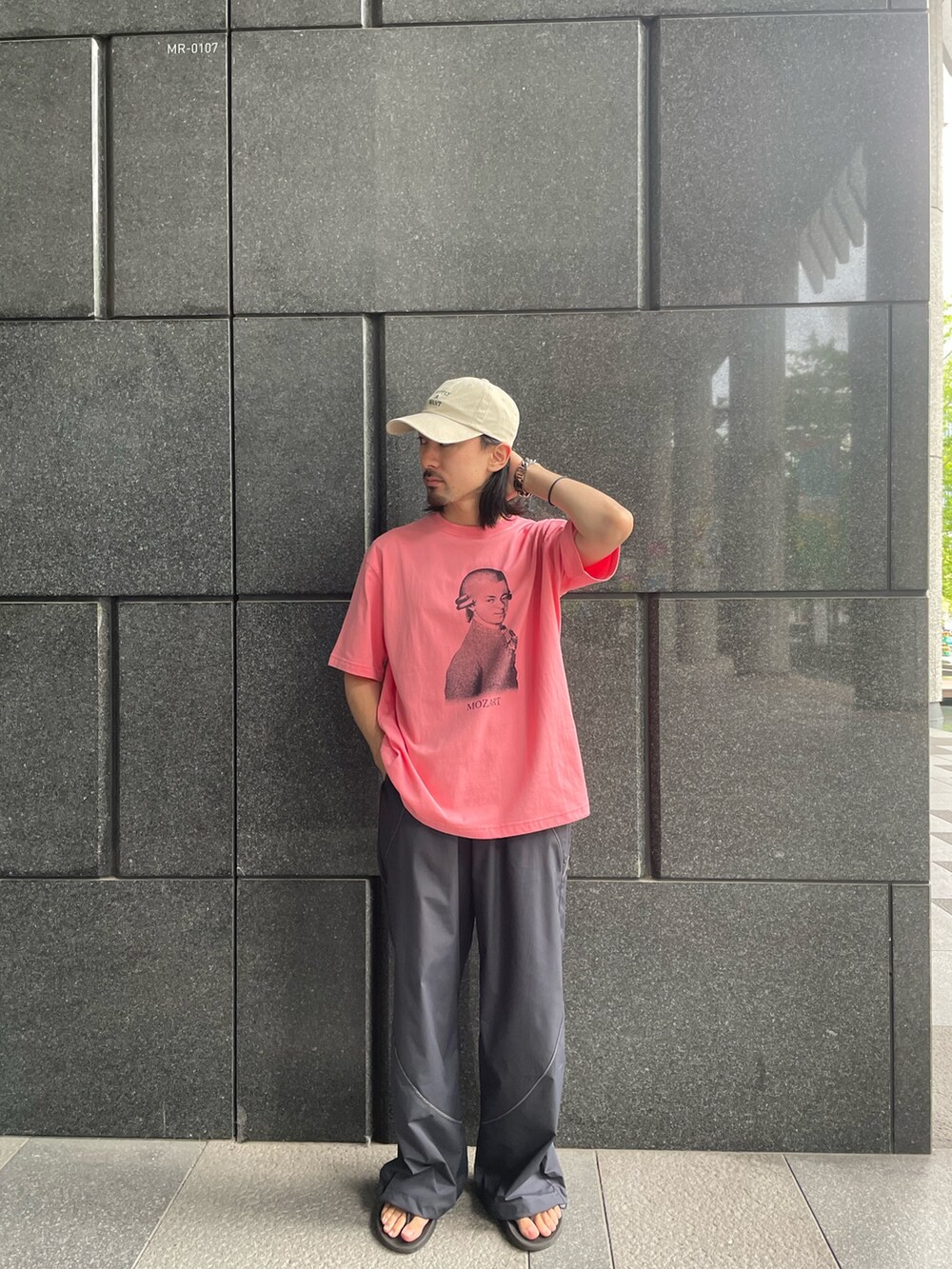 ピンク系のTシャツ/カットソー、その他のその他パンツを着用したメンズの夏コーディネートの2枚目の写真