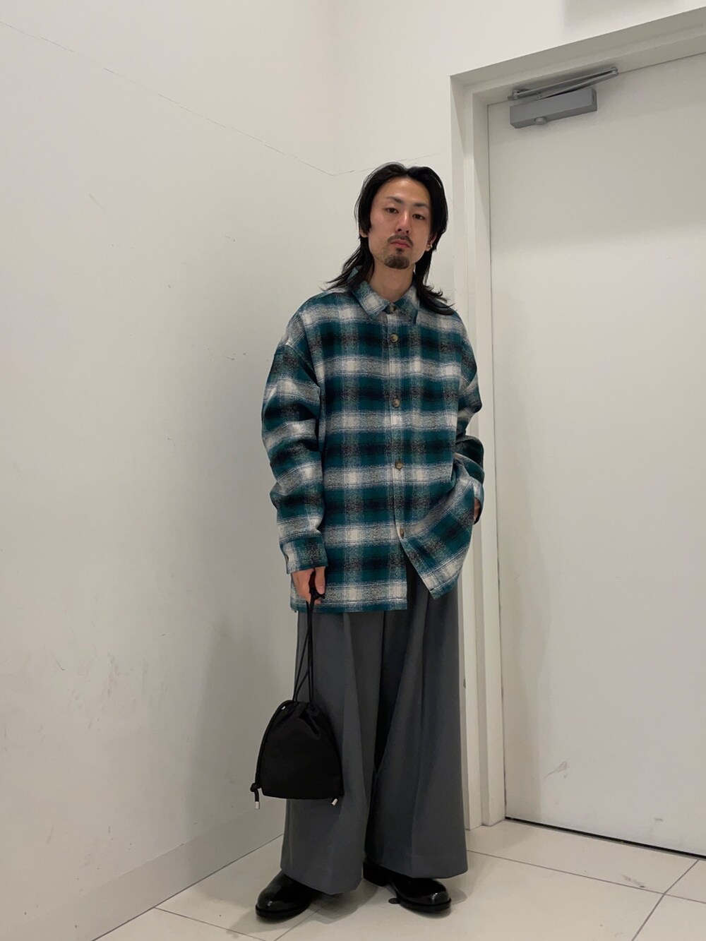 その他のシャツ/ブラウス、グレー系のその他パンツを着用したメンズの冬コーディネートの2枚目の写真