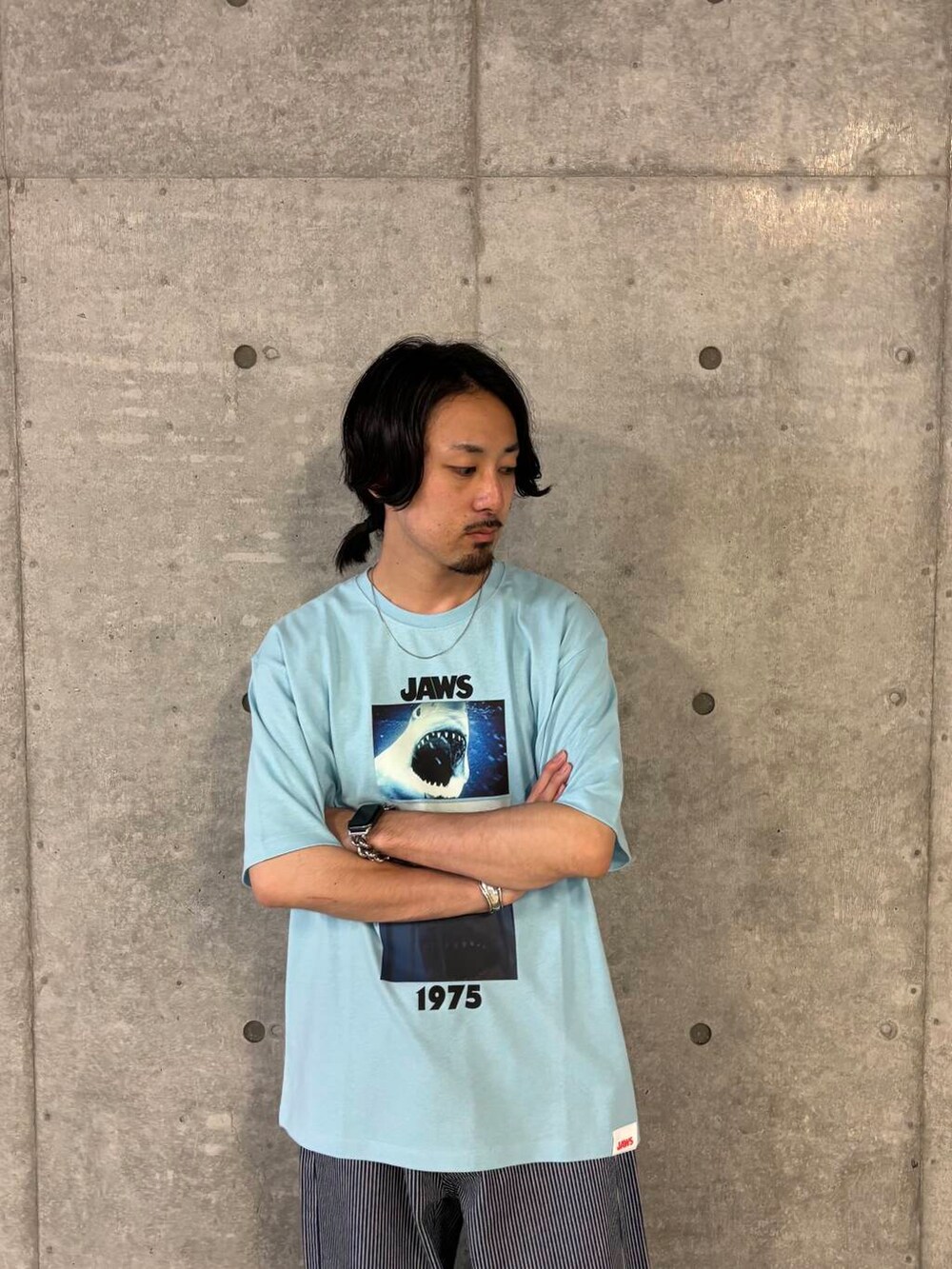 ブルー系のTシャツ/カットソー、ブルー系のその他パンツを着用したメンズの夏コーディネートの5枚目の写真