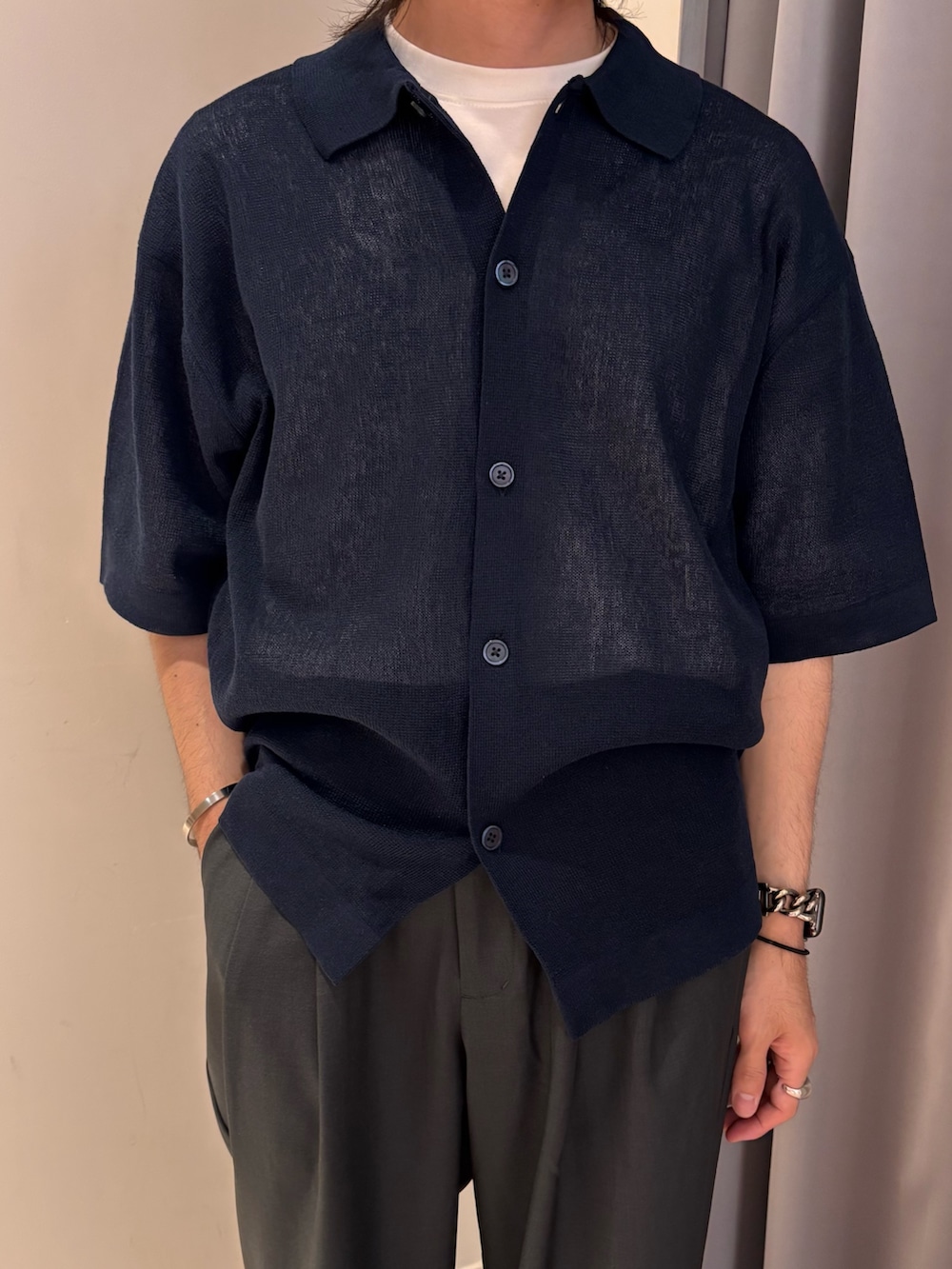 ブルー系のニット/セーター、グレー系のその他パンツを着用したメンズの夏コーディネートの2枚目の写真