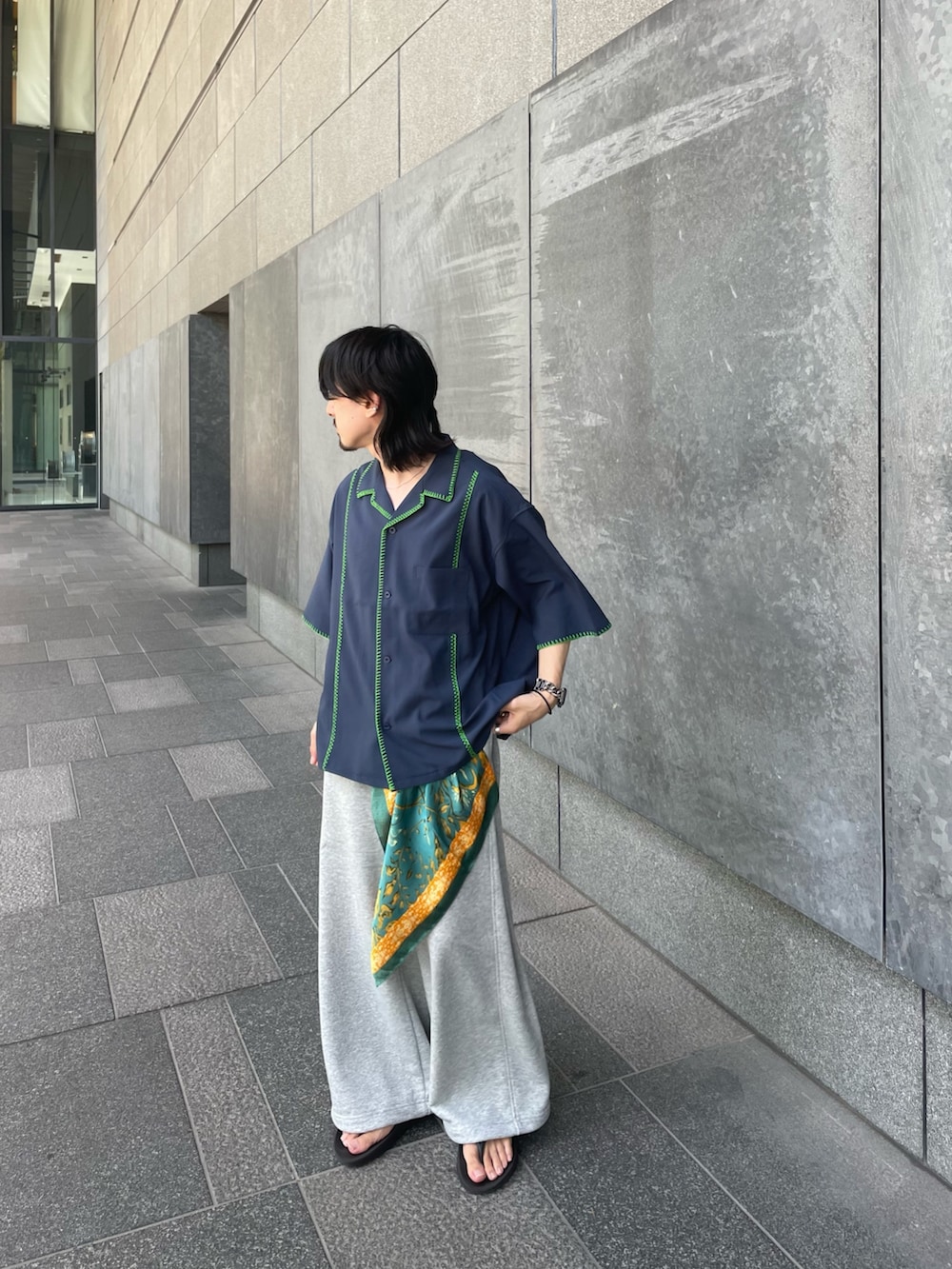 ブルー系のシャツ/ブラウス、グレー系のスウェットパンツを着用したメンズの夏コーディネートの2枚目の写真