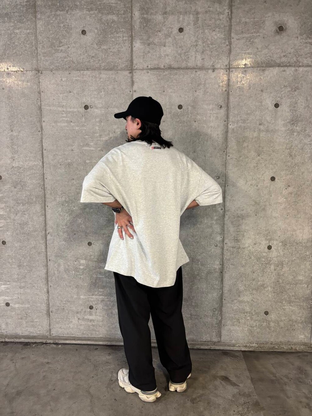 グレー系のその他パンツ、グレー系のTシャツ/カットソーを着用したメンズの夏コーディネートの5枚目の写真