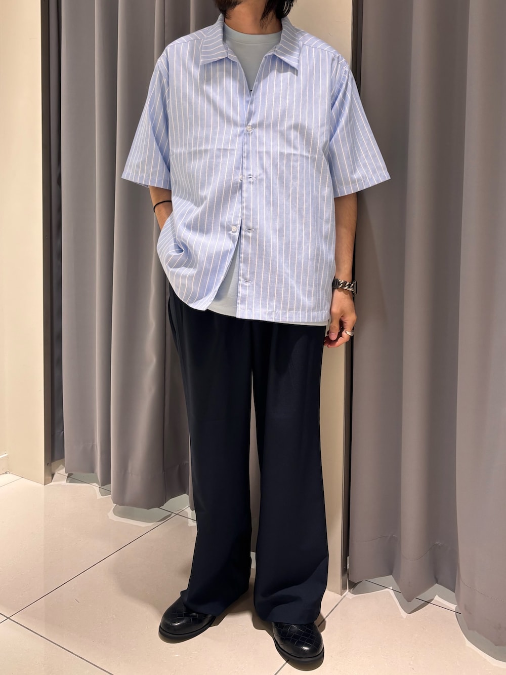 ブルー系のシャツ/ブラウス、ブルー系のその他パンツを着用したメンズの夏コーディネートの4枚目の写真