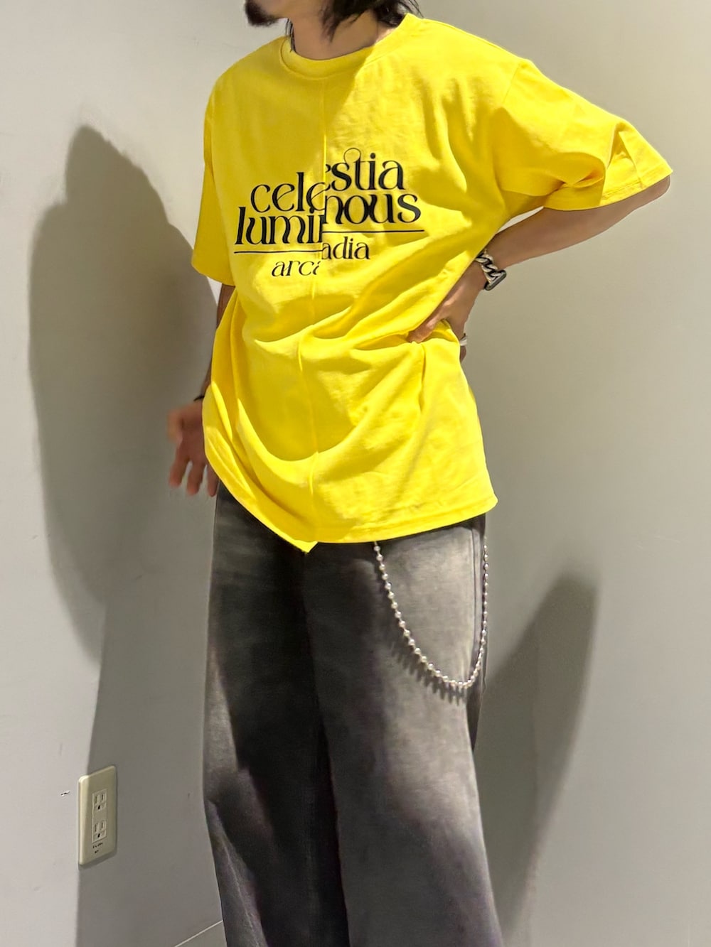 イエロー系のTシャツ/カットソー、ブラック系のデニムパンツを着用したメンズの夏コーディネートの3枚目の写真