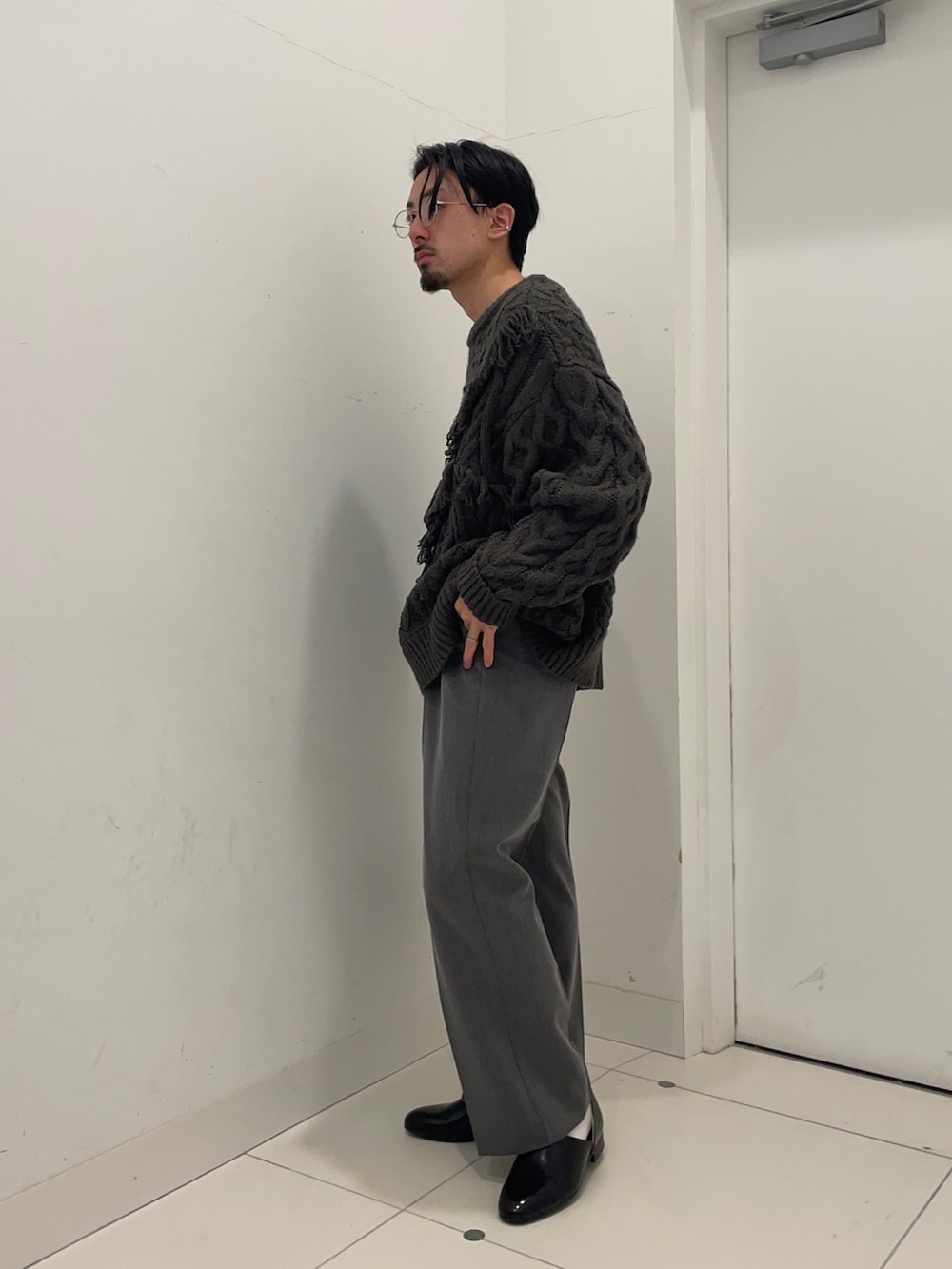 グレー系のニット/セーター、グレー系のその他パンツを着用したメンズの冬コーディネートの3枚目の写真