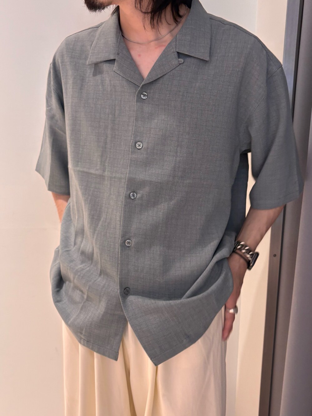 グリーン系のシャツ/ブラウス、ホワイト系のその他パンツを着用したメンズの夏コーディネートの2枚目の写真