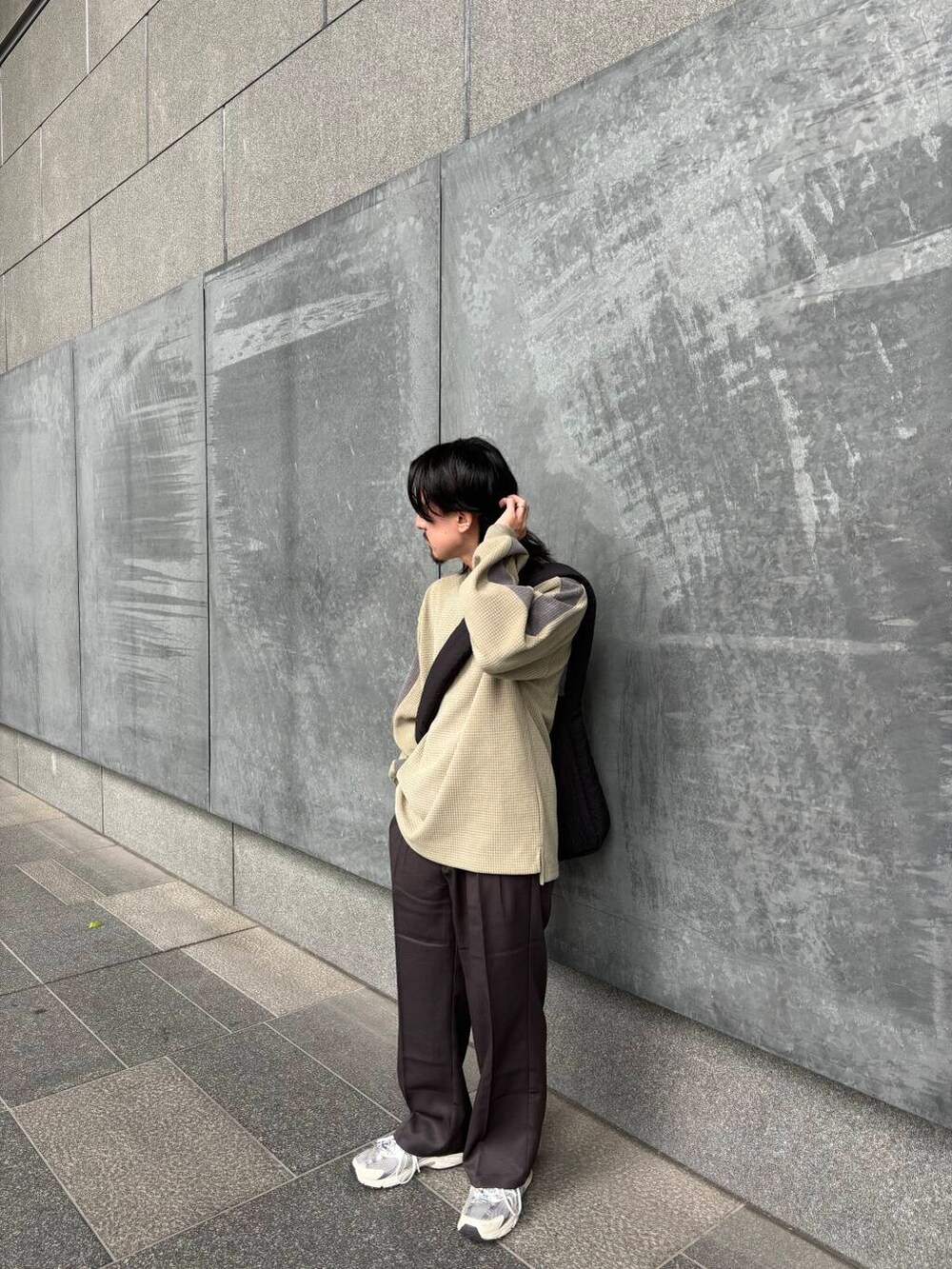 ブラック系のショルダーバッグ、グレー系のその他パンツ、グリーン系のTシャツ/カットソーを着用したメンズの秋コーディネートの3枚目の写真