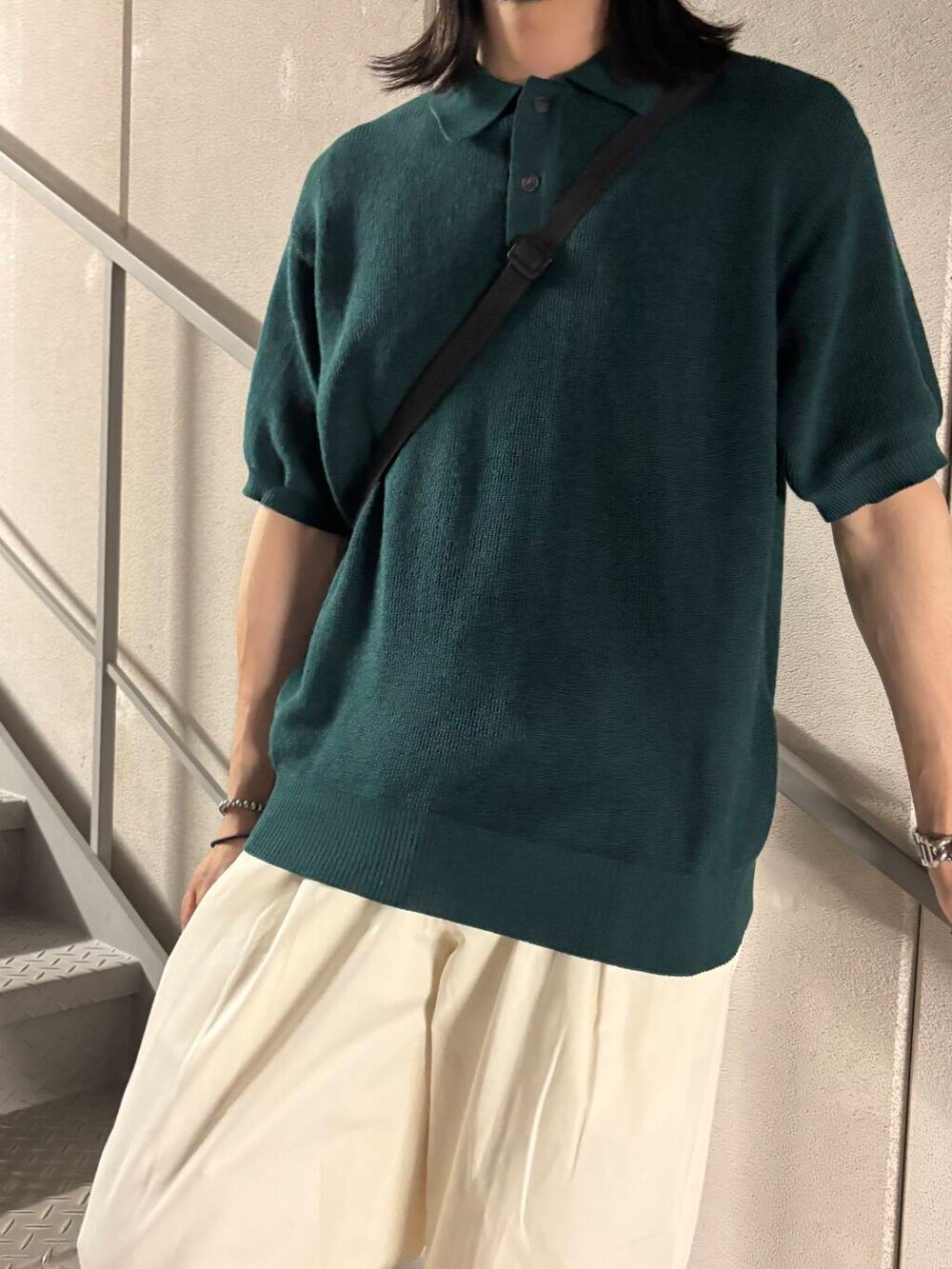 グリーン系のニット/セーター、ベージュ系のその他パンツを着用したメンズの夏コーディネートの5枚目の写真