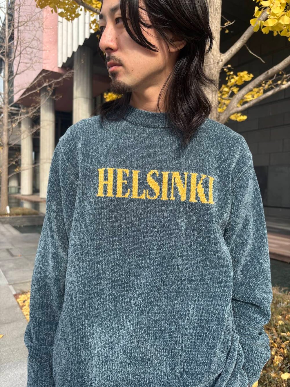 グレー系のショルダーバッグ、グレー系のその他パンツ、ブルー系のニット/セーターを着用したメンズの冬コーディネートの4枚目の写真