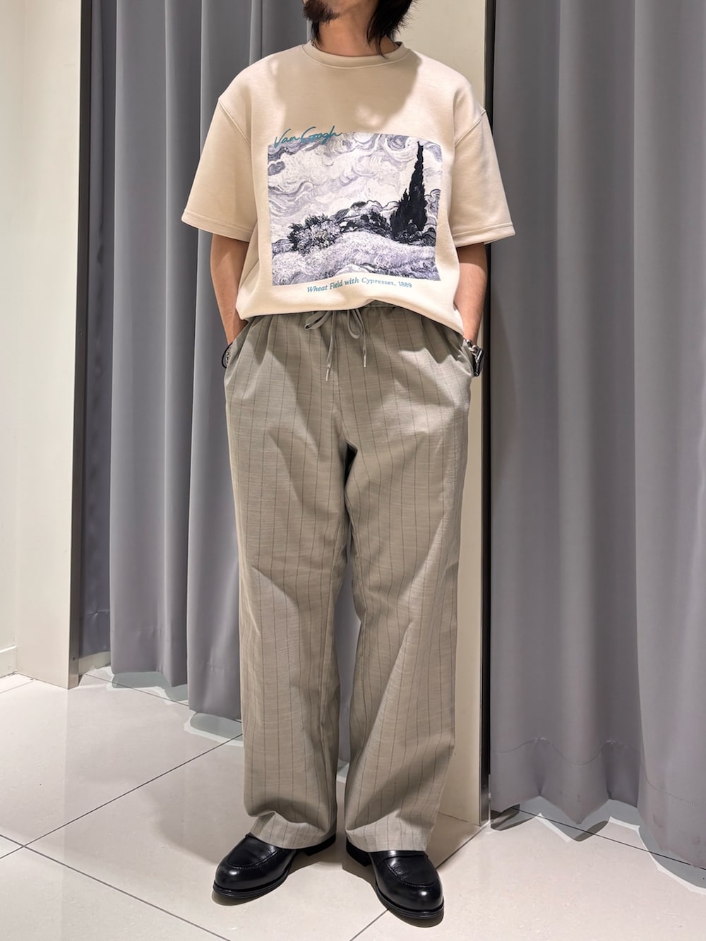 ベージュ系のTシャツ/カットソー、グレー系のその他パンツを着用したメンズの夏コーディネートの3枚目の写真