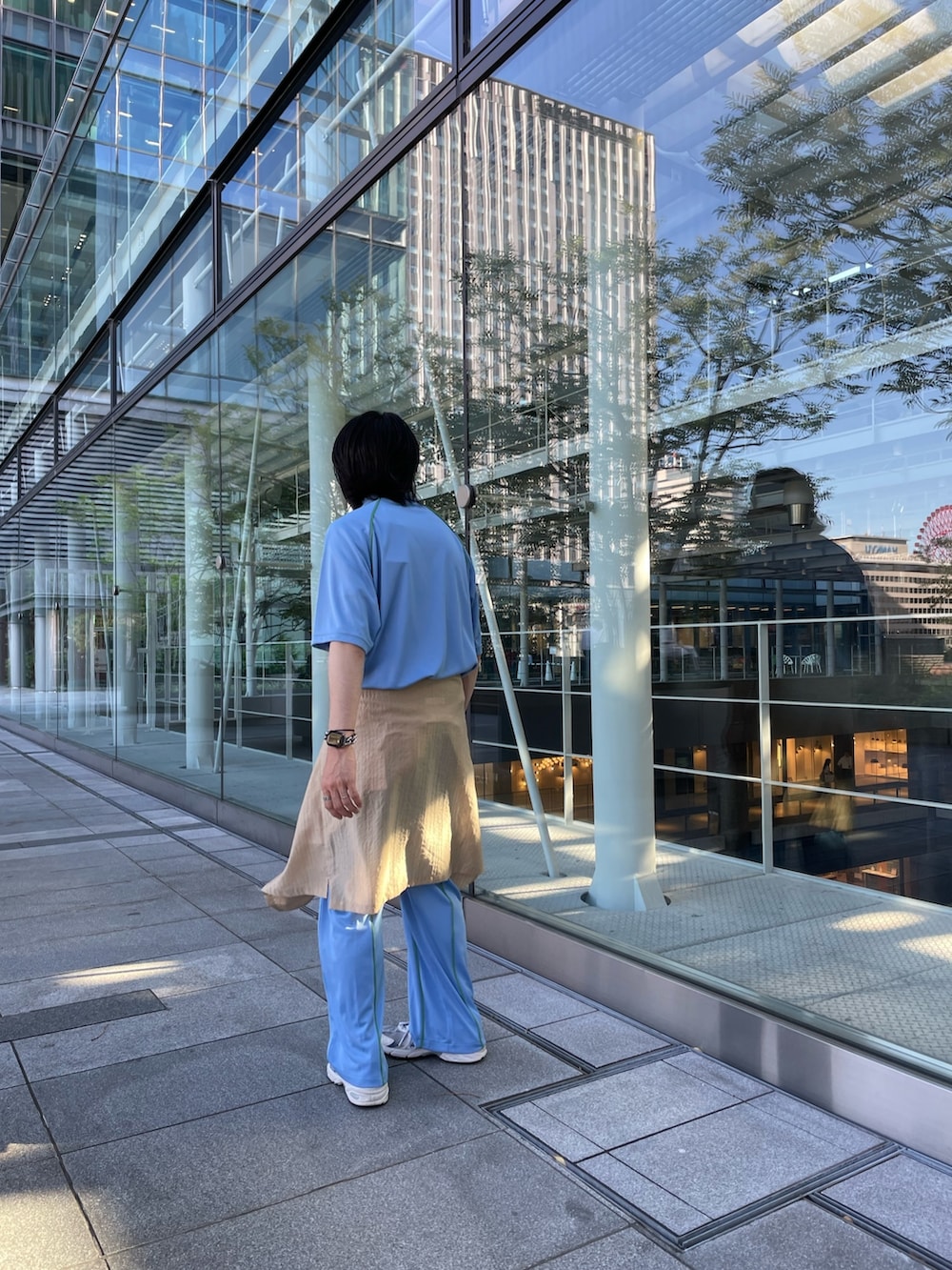 ブルー系のその他パンツ、ベージュ系のシャツ/ブラウス、ブルー系のTシャツ/カットソーを着用したメンズの夏コーディネートの3枚目の写真