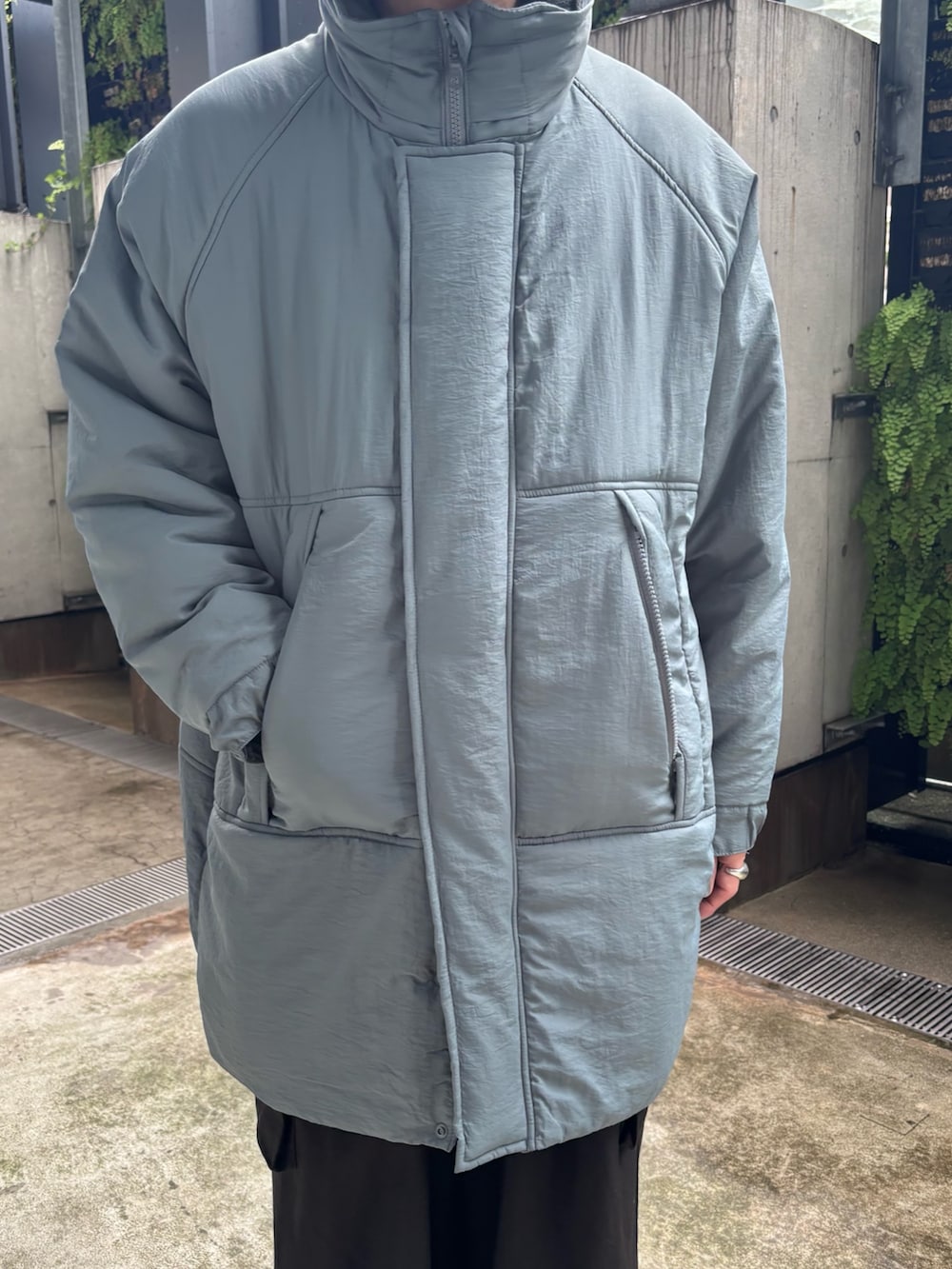 ブルー系のダウンジャケット/コート、ブラック系のその他パンツ、ブルー系のキャップを着用したメンズの秋コーディネートの4枚目の写真